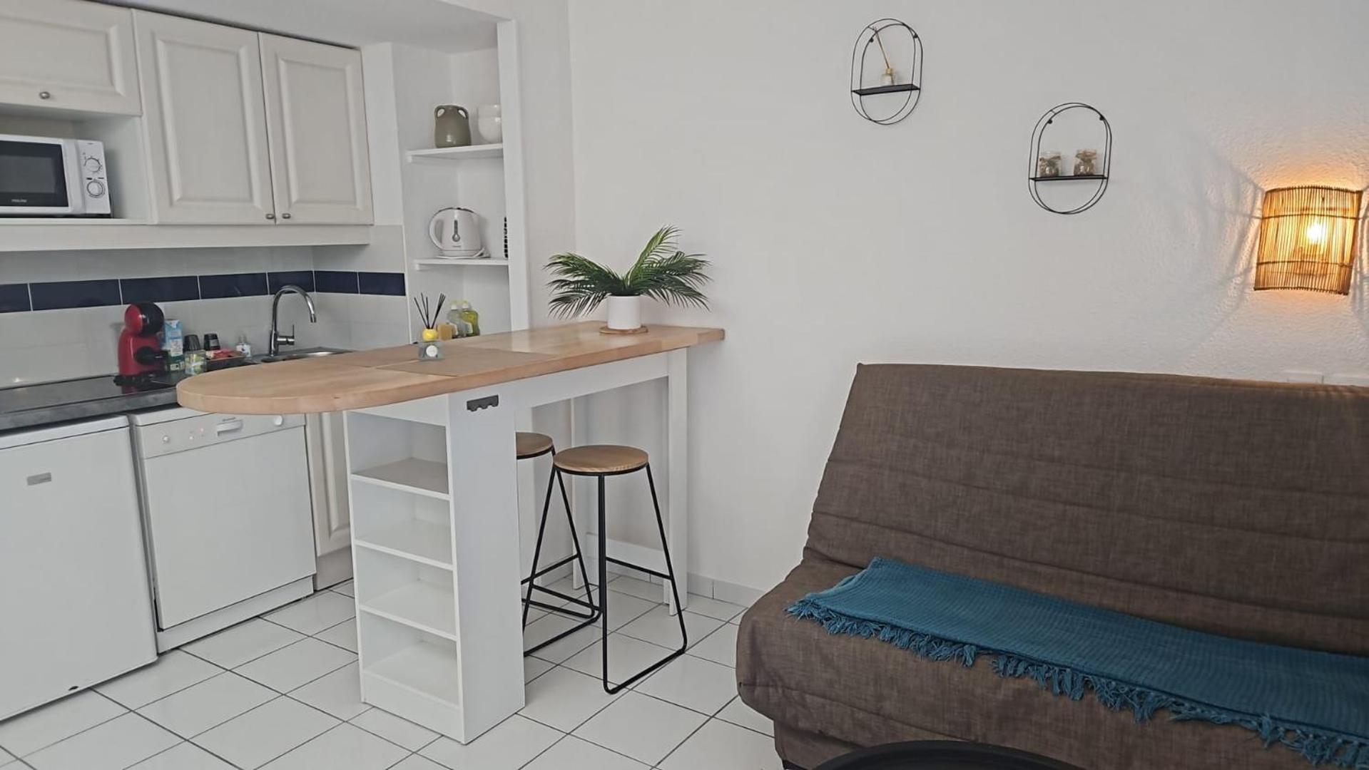 Studio Apartment *